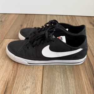 Nike Black and White Casual Sneakers - Sz 9